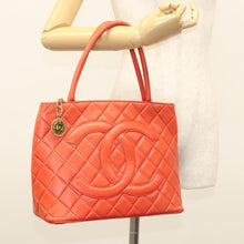 Lade das Bild in den Galerie-Viewer, CHANEL Tote Bag Lamb Skin Orange Gold CC
