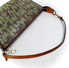 Lade das Bild in den Galerie-Viewer, Luxury Off-Price Fashion by Zapplaz | Louis Vuitton Stephen Sprouse
