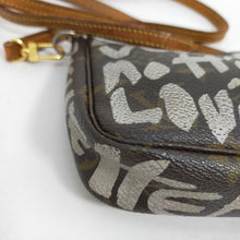 Lade das Bild in den Galerie-Viewer, Louis Vuitton Pochette Accessoires x Stephen Sprouse
