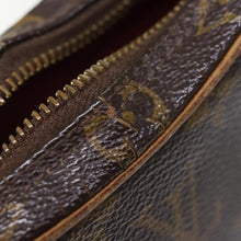 Lade das Bild in den Galerie-Viewer, LOUIS VUITTON Monogram Pochette Croissant Shoulder Bag
