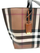 Lade das Bild in den Galerie-Viewer, Luxury Off-Price Fashion by Zapplaz | Burberry Shopper
