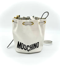 Lade das Bild in den Galerie-Viewer, Luxury Off-Price Fashion by Zapplaz | Moschino Beuteltasche
