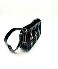 Lade das Bild in den Galerie-Viewer, Luxury Off-Price Fashion by Zapplaz | Burberrys Shoulder Bag
