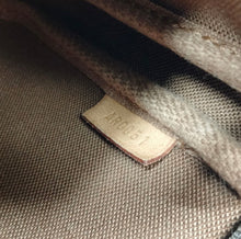 Lade das Bild in den Galerie-Viewer, Luxury Off-Price Fashion by Zapplaz | Louis Vuitton Stephen Sprouse

