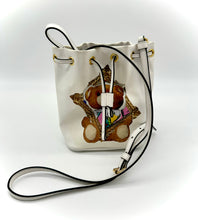 Lade das Bild in den Galerie-Viewer, Luxury Off-Price Fashion by Zapplaz | Moschino Beuteltasche
