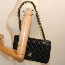 Lade das Bild in den Galerie-Viewer, Chanel Timeless Classic Flap Lackleder Tasche
