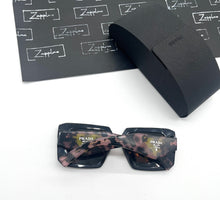 Lade das Bild in den Galerie-Viewer, Luxury Off-Price Fashion by Zapplaz | Prada Sonnenbrille
