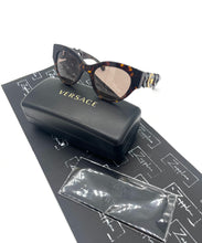 Lade das Bild in den Galerie-Viewer, Luxury Off-Price Fashion by Zapplaz | Versace Sonnenbrille
