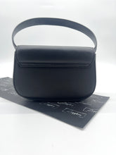 Lade das Bild in den Galerie-Viewer, Luxury Off-Price Fashion by Zapplaz | Diesel 1DR Handtasche
