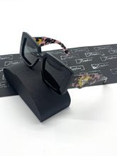 Lade das Bild in den Galerie-Viewer, Luxury Off-Price Fashion by Zapplaz | Prada Sonnenbrille
