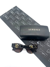 Lade das Bild in den Galerie-Viewer, Luxury Off-Price Fashion by Zapplaz | Versace Sonnenbrille
