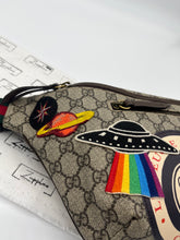 Lade das Bild in den Galerie-Viewer, Luxury Off-Price Fashion by Zapplaz | Gucci Gürteltasche UFO
