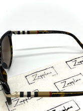 Lade das Bild in den Galerie-Viewer, Luxury Off-Price Fashion by Zapplaz | Burberry Sonnenbrille
