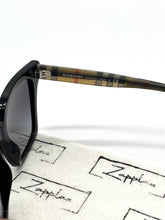 Lade das Bild in den Galerie-Viewer, Luxury Off-Price Fashion by Zapplaz | Burberry Sonnenbrille
