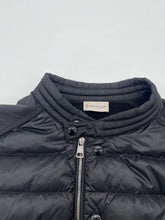 Lade das Bild in den Galerie-Viewer, Luxury Off-Price Fashion by Zapplaz | Moncler Blouson
