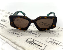 Lade das Bild in den Galerie-Viewer, Luxury Off-Price Fashion by Zapplaz | Prada Sonnenbrille
