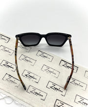 Lade das Bild in den Galerie-Viewer, Luxury Off-Price Fashion by Zapplaz | Burberry Sonnenbrille
