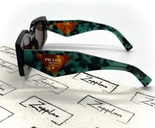 Lade das Bild in den Galerie-Viewer, Luxury Off-Price Fashion by Zapplaz | Prada Sonnenbrille
