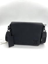 Lade das Bild in den Galerie-Viewer, Luxury Off-Price Fashion by Zapplaz | Louis Vuitton Takeoff Messenger
