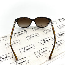 Lade das Bild in den Galerie-Viewer, Luxury Off-Price Fashion by Zapplaz | Burberry Sonnenbrille
