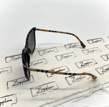 Lade das Bild in den Galerie-Viewer, Luxury Off-Price Fashion by Zapplaz | Burberry Sonnenbrille
